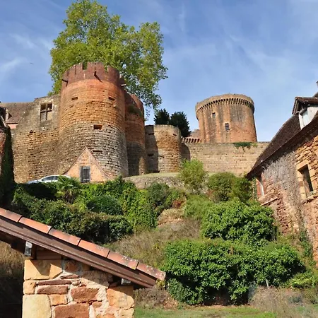 Nuitee Au Pied Du Chateau De Castelnau *